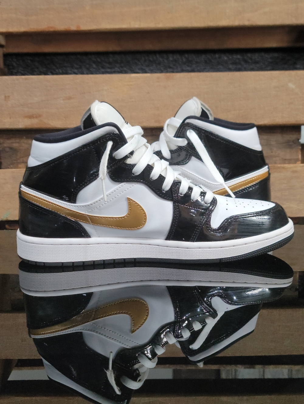 Nike Air Jordan 1 Mid SE "Patent Black White Gold" Mens 9 Ships Today - Picture 4 of 16